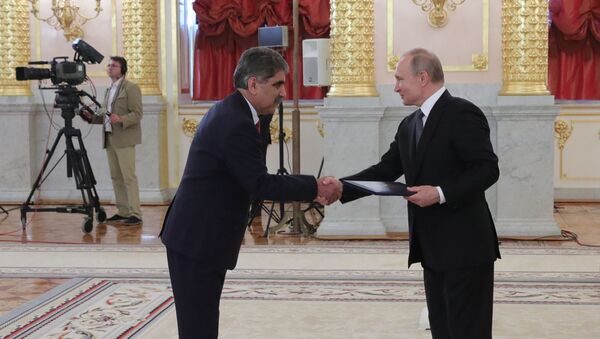 Predsednik Rusije Vladimir Putin prima ambasadorske akreditacije od ambasadora Avganistana Latife Bahanda - Sputnik Srbija
