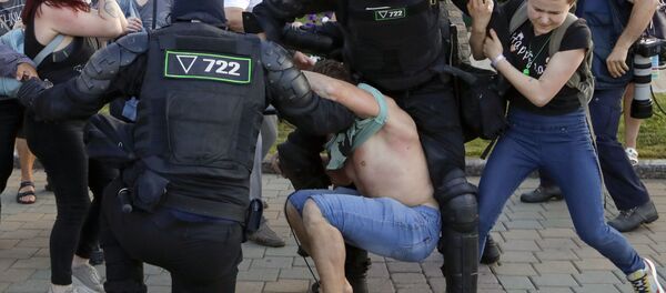 Полиција покушава да приведе демонстранте на протестима у Минску Полиција покушава да приведе демонстранте на протестима у Минску - Sputnik Србија