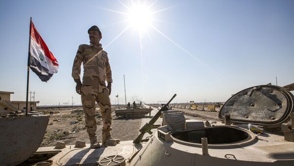 Irački vojnik stoji na oklopnom vozilu - Sputnik Srbija