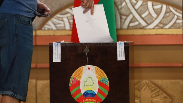 Glasač ubacuje listić u glasačku kutiju na predsedničkim izborima u Belorusiji - Sputnik Srbija