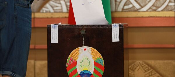 Гласач убацује листић у гласачку кутију на председничким изборима у Белорусији - Sputnik Србија