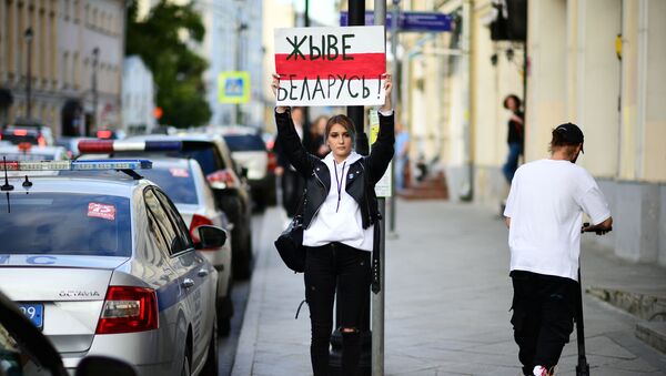 Devojka sa plakatom ispred ambasade Belorusije u Moskvi - Sputnik Srbija