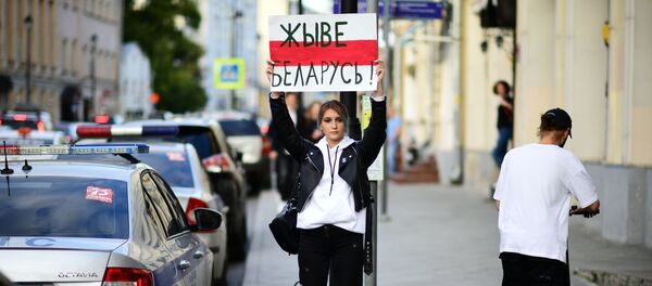 Девојка са плакатом испред амбасаде Белорусије у Москви Девојка са плакатом испред амбасаде Белорусије у Москви - Sputnik Србија