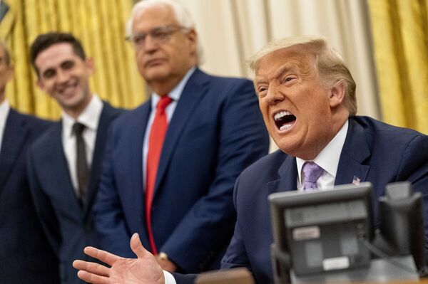 Poznati režiser predviđa: Istorija će se ponoviti, Tramp će ostati predsednik! - Sputnik Srbija