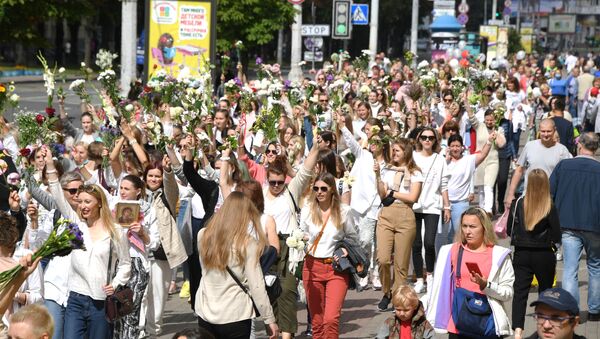 Demonstranti nose cveće na mirnim protestima u Belorusiji - Sputnik Srbija