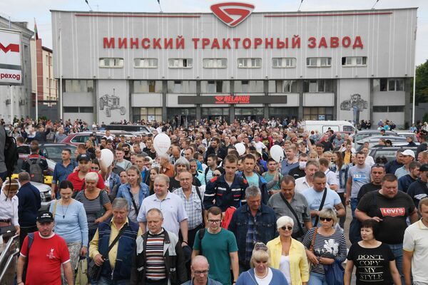 „Браћо, хвала што не тучете“: У Белорусији се настављају мирни протести /видео/ „Браћо, хвала што не тучете“: У Белорусији се настављају мирни протести /видео/ - Sputnik Србија