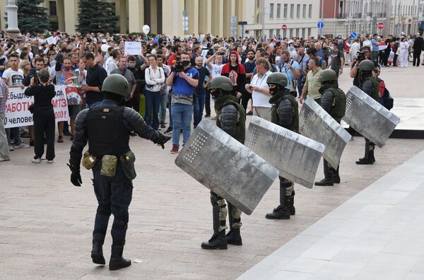 Завршен шести дан протеста у Белорусији: Помирили се полиција и демонстранти /видео, фото/ Завршен шести дан протеста у Белорусији: Помирили се полиција и демонстранти /видео, фото/ - Sputnik Србија