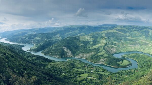 Pogled sa vidikovca Kozji kamen na Zavojsko jezero - Sputnik Srbija