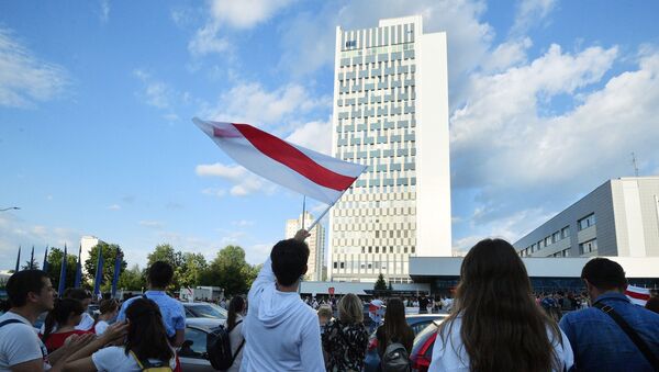 Митинг поред зграде Националне белоруске ТВ и радио компаније у Минску - Sputnik Србија
