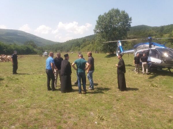 Slike obišle Srbiju: Policija postavlja krst iznad manastira Mileševa - Sputnik Srbija