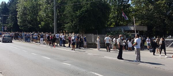 Колона испред улаза у „Торлак“ - Sputnik Србија