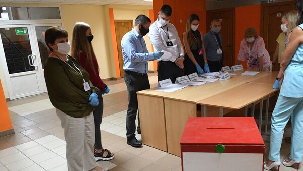 Prebrojavanje glasova na predsedničkim izborima u Belorusiji na biračkom mestu u Minsku - Sputnik Srbija