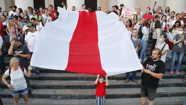 Demonstranti nose zastavu na protestu u Minsku - Sputnik Srbija