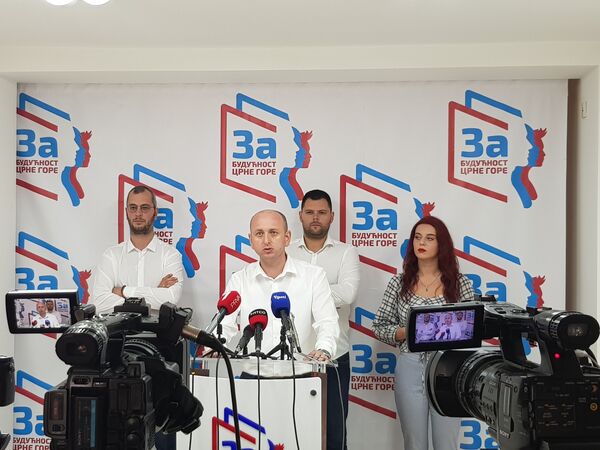 Кнежевић: Укидање црвених потјерница знак да је нарушено повјерење Интерпола према Црној Гори Кнежевић: Укидање црвених потјерница знак да је нарушено повјерење Интерпола према Црној Гори - Sputnik Србија
