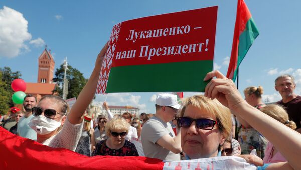 Присталице белоруског председника Александра Лукашенка носе заставе Белорусије - Sputnik Србија