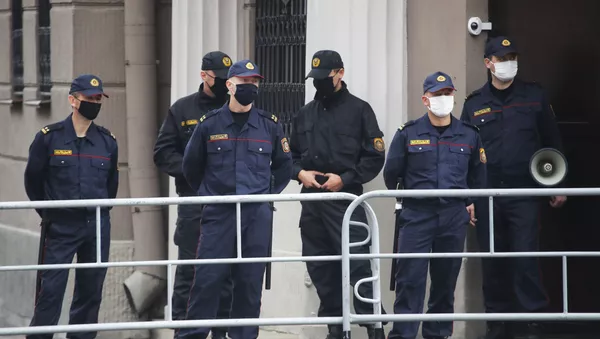 Полиција испред зграде Министарства унутрашњих послова Белорусије у Минску - Sputnik Србија