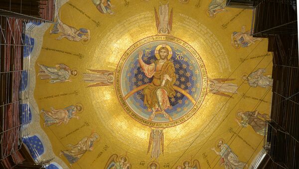 Mozaik na kupoli Hrama Svetog Save sa predstavom vaznesenja Isusa Hrista sa anđelima, bogorodicom i apostolima - Sputnik Srbija