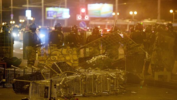 Припадници белоруске полиције поред барикада које су поставили демонстранти на протестима у Минску - Sputnik Србија