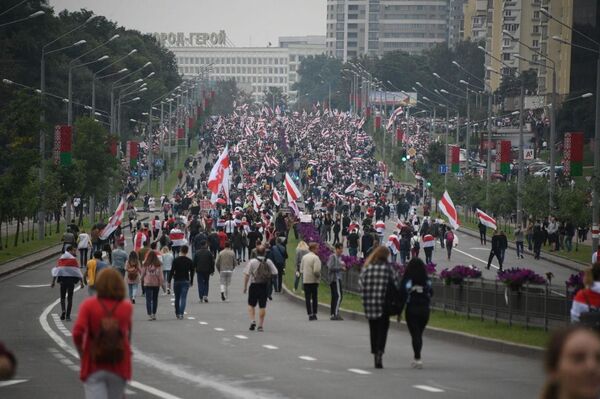 Масовно и мирно: Протести у Белорусији не јењавају /фото, видео/ - Sputnik Србија
