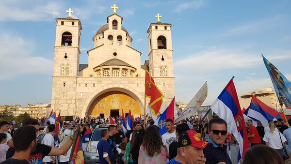 Okupljanje ispred hrama Hristovog vaskrsenja uoči molebana za odbranu svetinja - Sputnik Srbija