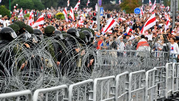 Припадници специјалних снага полиције и демонстранти на протесту у Минску - Sputnik Србија