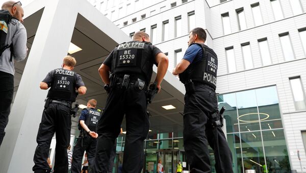 Припадници немачке полиције обезбеђују болницу у Берлину у којој се налази руски блогер Алексеј Наваљни - Sputnik Србија