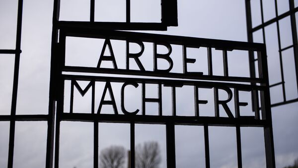 Kapija nacističkog logora smrti Sašenhauzen sa napisom Rad oslobađa na ulazu. - Sputnik Srbija