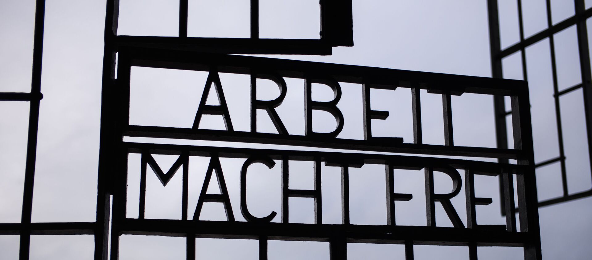 Kapija nacističkog logora smrti Sašenhauzen sa napisom Rad oslobađa na ulazu. - Sputnik Srbija, 1920, 16.02.2021