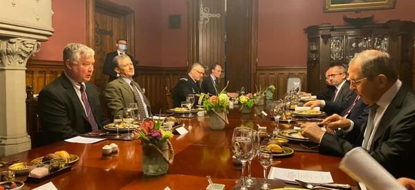 Zamenik državnog sekretara Amerike Stiven Bigan u razgovoru sa šefom ruske diplomatije Sergejem Lavrovom u Moskvi - Sputnik Srbija