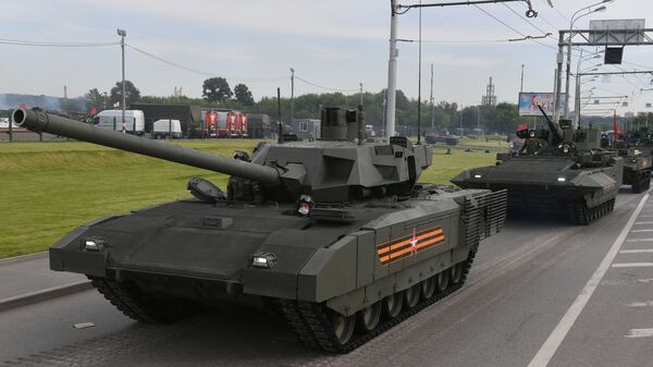 Tenk T-14 Armata i borbeno pešadijsko vozilo Armata sa modulom Kinžal na probi Parade pobede u Moskvi - Sputnik Srbija
