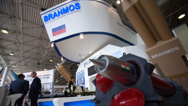 Štand rusko-indijskog preduzeća Bramos na međunarodnom vojno-pomorskom salonu u Sankt Peterburgu - Sputnik Srbija