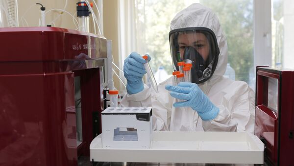 Laborant u Naučno-istraživačkom centru Gamaleja testira vakcinu protiv virusa korona - Sputnik Srbija