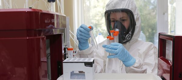 Laborant u Naučno-istraživačkom centru Gamaleja testira vakcinu protiv virusa korona Laborant u Naučno-istraživačkom centru Gamaleja testira vakcinu protiv virusa korona - Sputnik Srbija