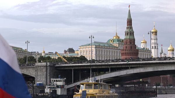 Туристички брод пролази испод Великог каменог моста у близини Кремља у Москви - Sputnik Србија