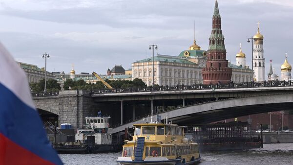 Туристички брод пролази испод Великог каменог моста у близини Кремља у Москви - Sputnik Србија