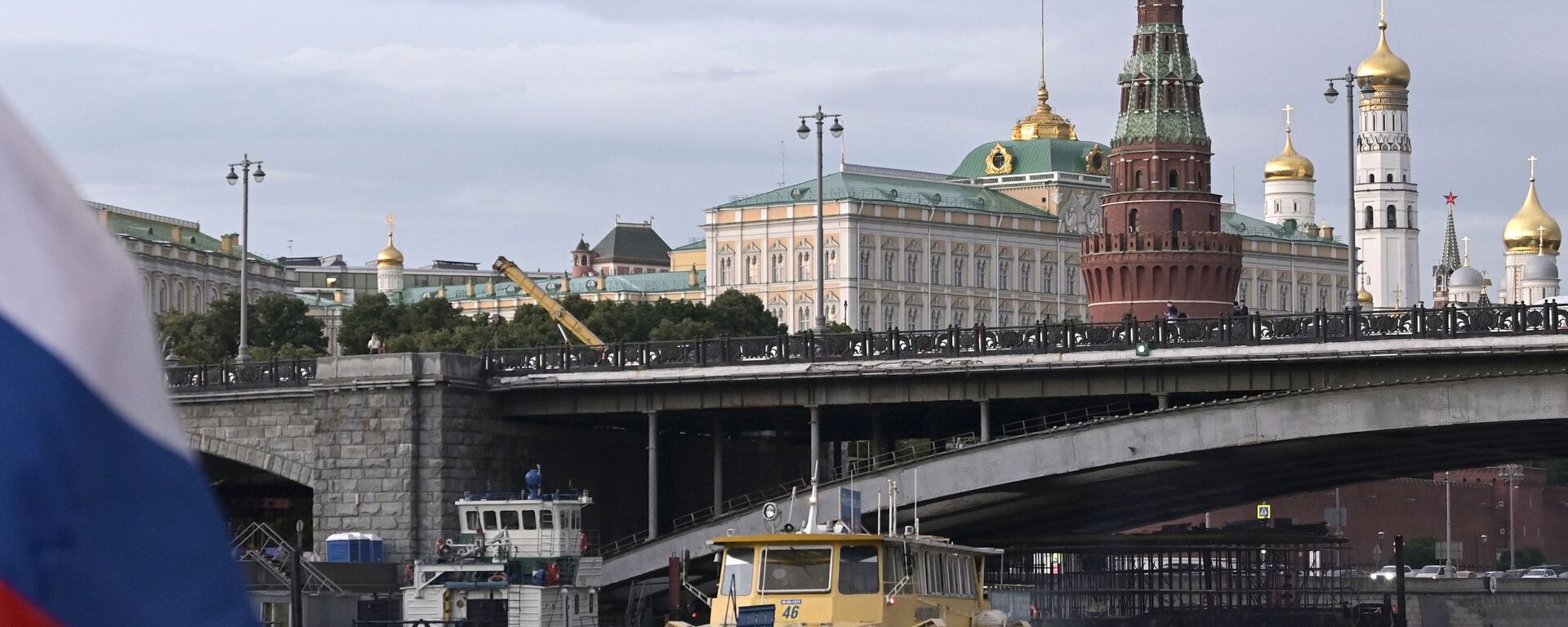 Turistički brod prolazi ispod Velikog kamenog mosta u blizini Kremlja u Moskvi - Sputnik Srbija, 1920, 26.04.2026