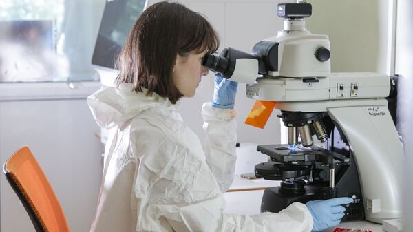 Лаборант Научно-истраживачког центра Гамалеја испитује вакцину против вируса корона - Sputnik Србија