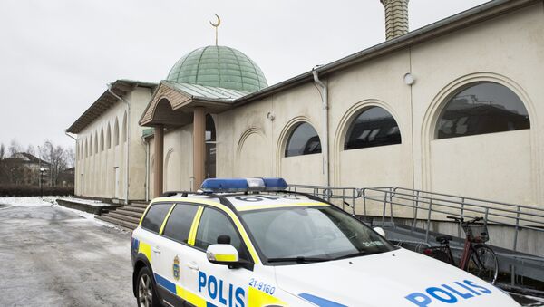 Policijsko vozilo ispred džamije u Švedskoj - Sputnik Srbija