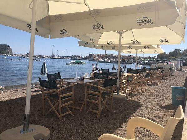 Najatraktivnije mesto u Crnoj Gori bez turista: Plaže puste, ugostitelji besni /foto, video/ Najatraktivnije mesto u Crnoj Gori bez turista: Plaže puste, ugostitelji besni /foto, video/ - Sputnik Srbija