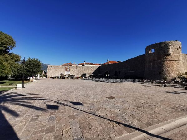 Najatraktivnije mesto u Crnoj Gori bez turista: Plaže puste, ugostitelji besni /foto, video/ Najatraktivnije mesto u Crnoj Gori bez turista: Plaže puste, ugostitelji besni /foto, video/ - Sputnik Srbija