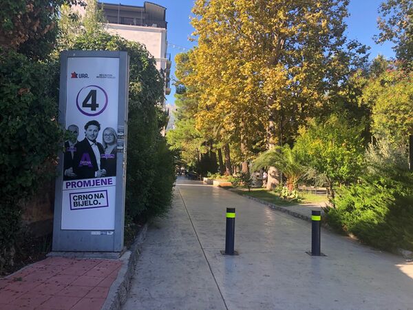 Najatraktivnije mesto u Crnoj Gori bez turista: Plaže puste, ugostitelji besni /foto, video/ Najatraktivnije mesto u Crnoj Gori bez turista: Plaže puste, ugostitelji besni /foto, video/ - Sputnik Srbija