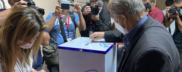 Избори у Црној Гори први гласач на Цетињу Избори у Црној Гори први гласач на Цетињу - Sputnik Србија