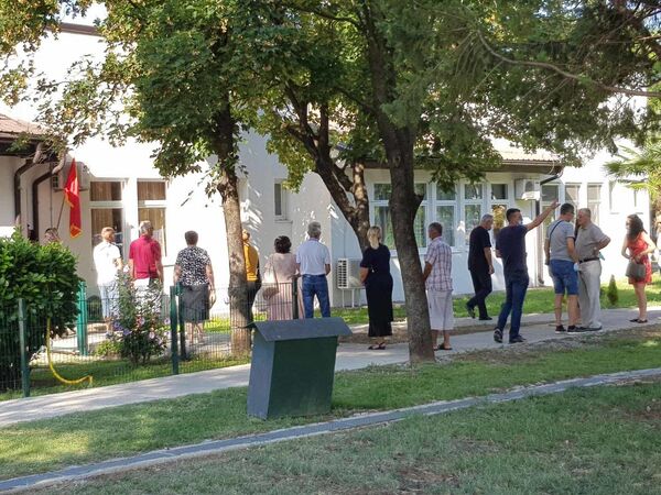 Бирачи надиру на гласачка места: Двоструко већи одзив него на прошлим изборима у Црној Гори Бирачи надиру на гласачка места: Двоструко већи одзив него на прошлим изборима у Црној Гори - Sputnik Србија