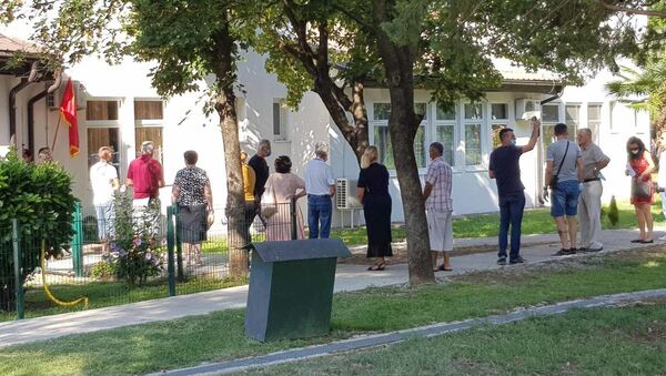 Ред за гласање испред бирачког места у насељу Муртовина у Подгорици. - Sputnik Србија