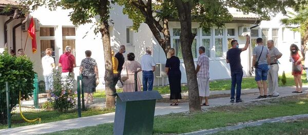 Ред за гласање испред бирачког места у насељу Муртовина у Подгорици. Ред за гласање испред бирачког места у насељу Муртовина у Подгорици. - Sputnik Србија