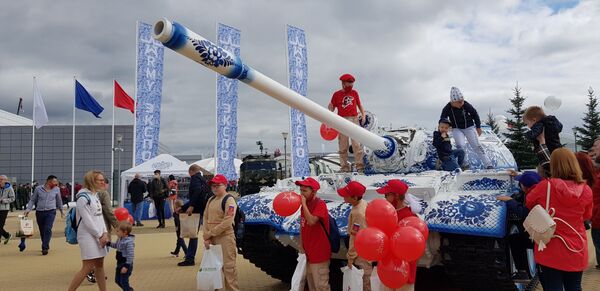 Tenk u bojama ruske narodne umetnosti /foto/ - Sputnik Srbija