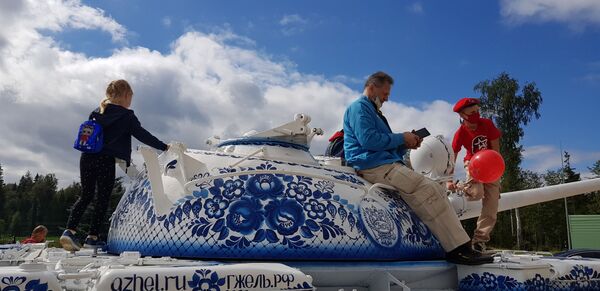 Tenk u bojama ruske narodne umetnosti /foto/ - Sputnik Srbija