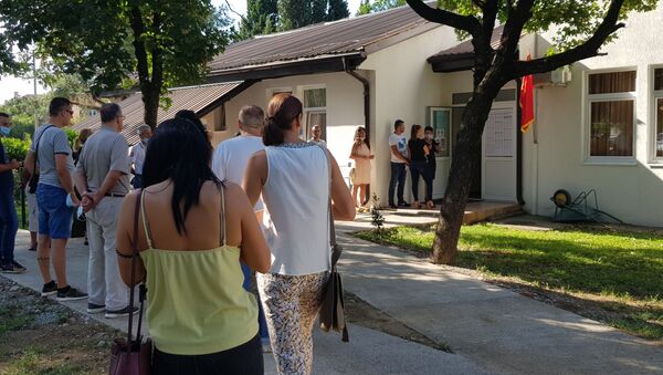 Ред за гласање испред бирачког места у Подгорици - Sputnik Србија