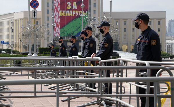 Sukob policije i demonstranata ispred zgrade KGB u Minsku /video/ - Sputnik Srbija