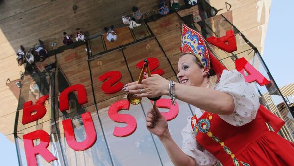 Devojka u ruskoj narodnoj nošnji na sajmu u Milanu - Sputnik Srbija